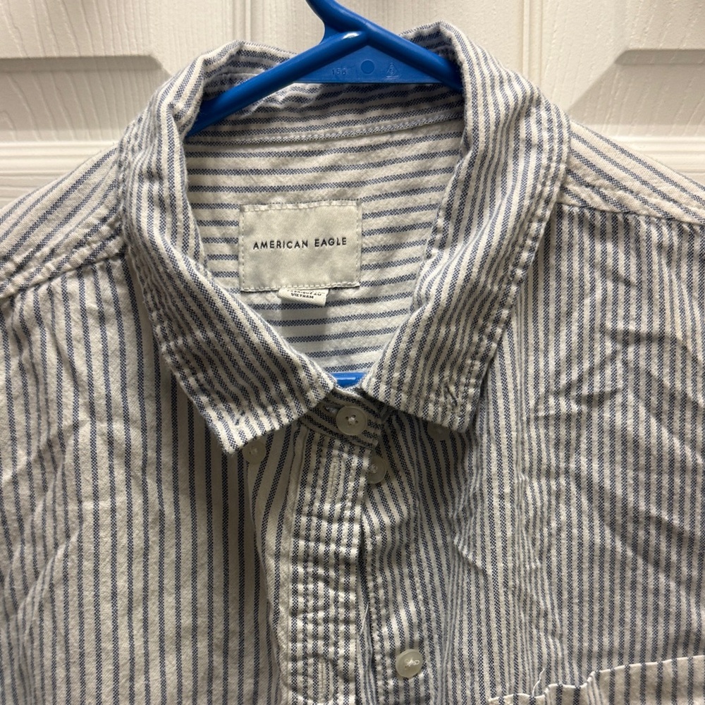 American Eagle Outfitters Men's Blue and White Striped Shirt